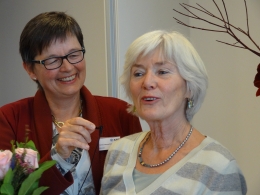 Katrin Damhorst mit Anke Hamacher Erbguth vom Vorstand